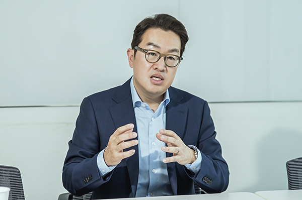 ◇강한승 쿠팡 대표가 리걸타임즈와 인터뷰를 갖고, 테크기업의 혁신에 대해 설명하고 있다.