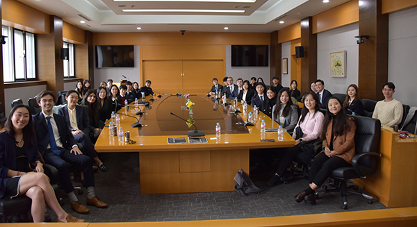 ◇한국을 방문한 Harvard Asia Law Society(HALS) 학생 20명이 3월 11일 서울대 법학전문대학원을 방문, 신윤진 교수의 특강을 듣고, 서울대 로스쿨 학생들과 교류의 시간을 가졌다. HALS 학생들의 한국 방문은 이번이 6번째다.