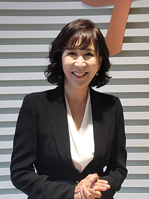 ◇HFW 싱가포르 사무소의 유일한 한국계 파트너이자 건설 섹터 파트너인 이현경 뉴질랜드 변호사. 그녀는 SK건설에서 12년 넘게 근무하며 글로벌법무담당 부사장을 역임한 입지전적인 건설사 사내변호사로도 유명했다.
